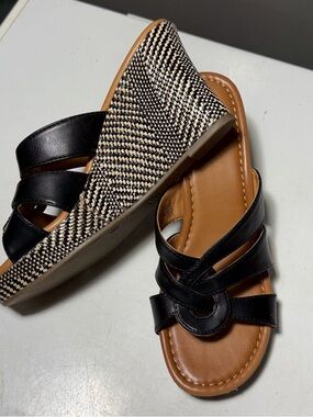 Massini 9 Black and Tan Woven-Trim Wedge Sandals - Carla